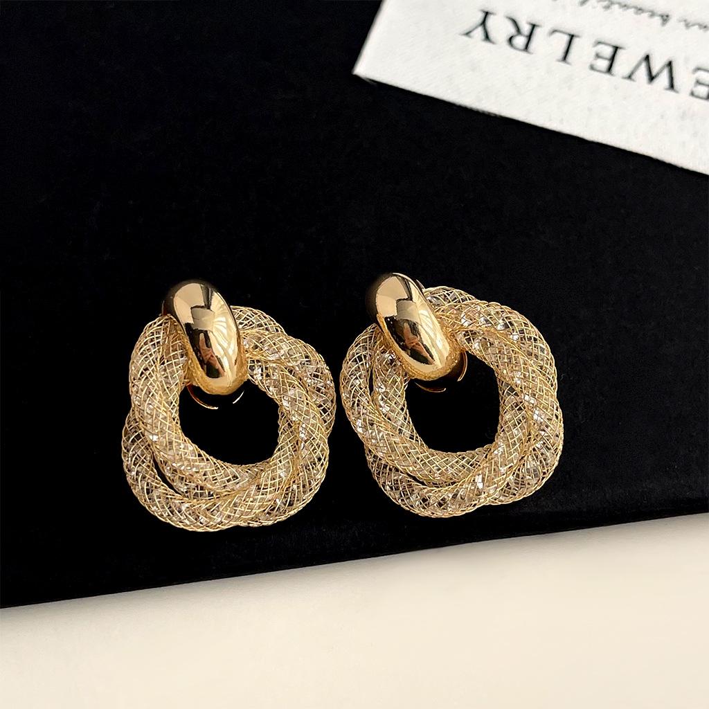 

Ретро сережки-пусети з перлами: Стиль середини століття, сміливий та висококласний для жінок