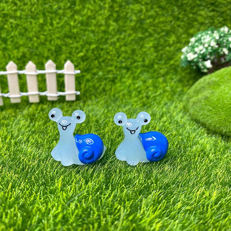 

2 шт. светящиеся мини-улитки, миниатюрный мох, микроландшафтное украшение, светящиеся в темноте фигурки улиток, аксессуары для сада фей темно-синий