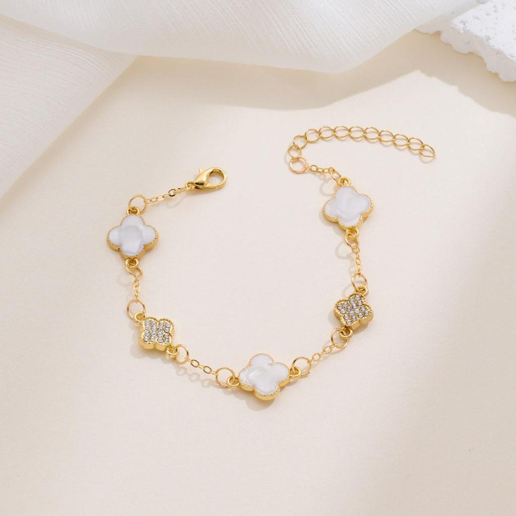 Koreaanse Stijl 4-delige Sieradenset: Bloemenarmband, Ring, Oorbellen met Stud & Klavertje Vier Ketting