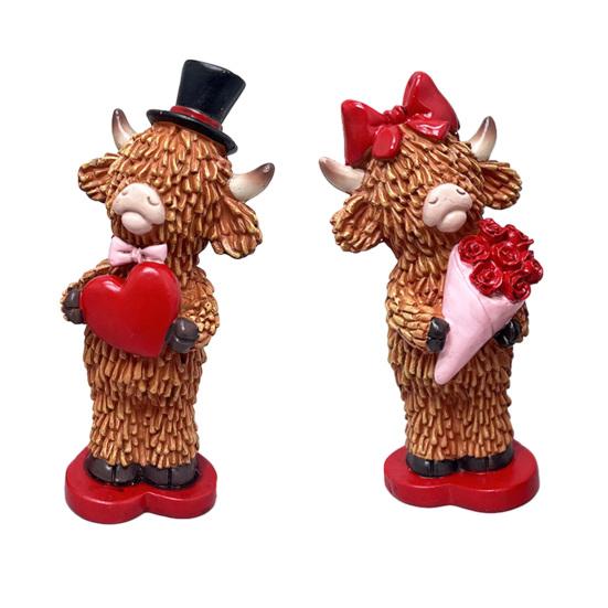 2 Pcs Valentine's Day Highland Cow Figurine Cute Love Scottish Cow Statue with Roses And Heart Romantic Farmhouse Tabletop Decoration