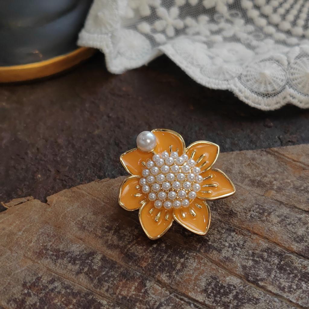 Classic Women Pearl Leaves Sunflower Enamel Pins Badges Elegant Lady Exqusite Clothing Suit Plant Brooch Corsage Jewelry