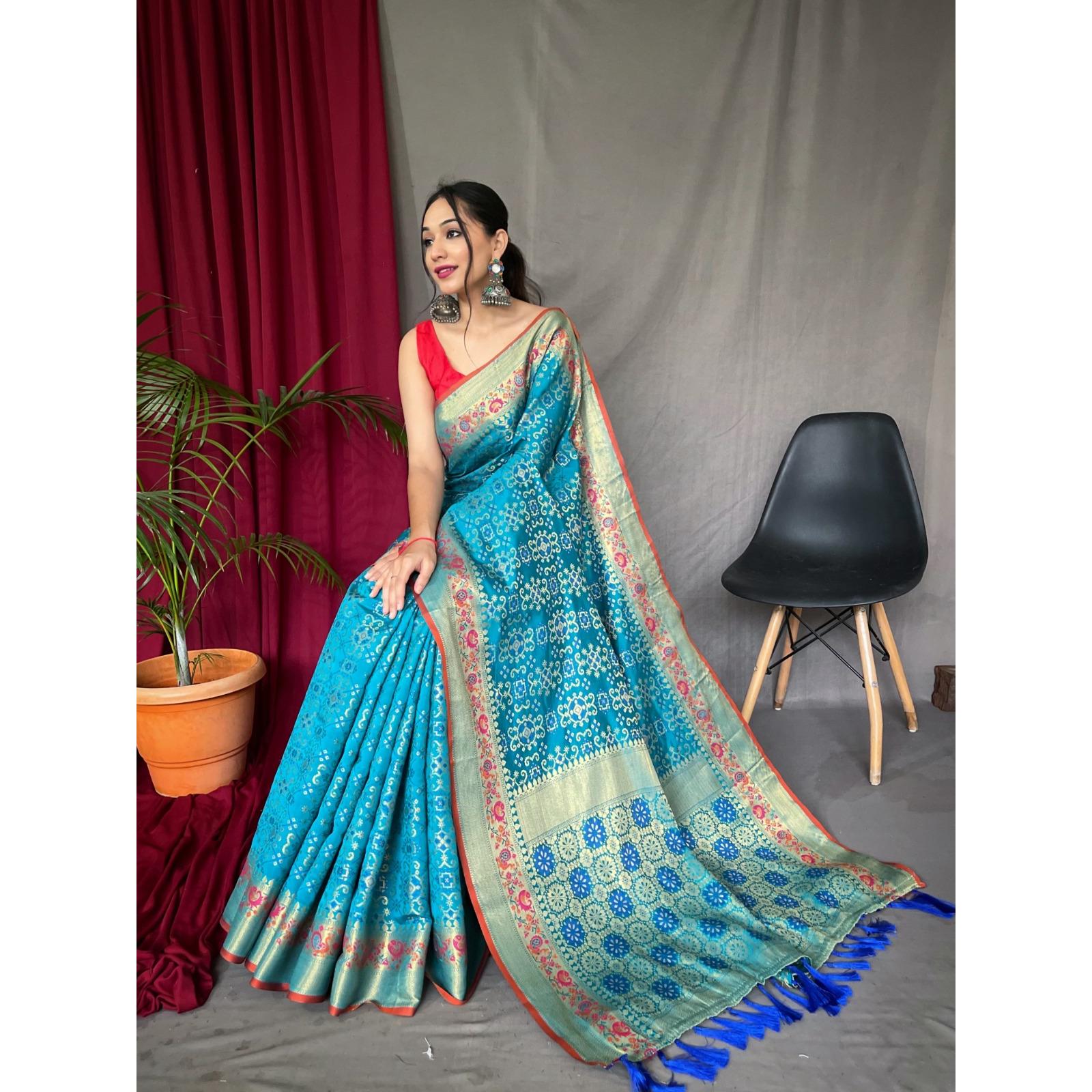 

Сари из чистого шелка патолы с контрастной патолой, сотканной с контрастными минакари и рич паллу