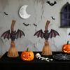 Halloween Besen Fledermaus Figur Harz Fledermaus mit roten Augen Tischdekoration für Innen Außen Zuhause Terrasse Deko