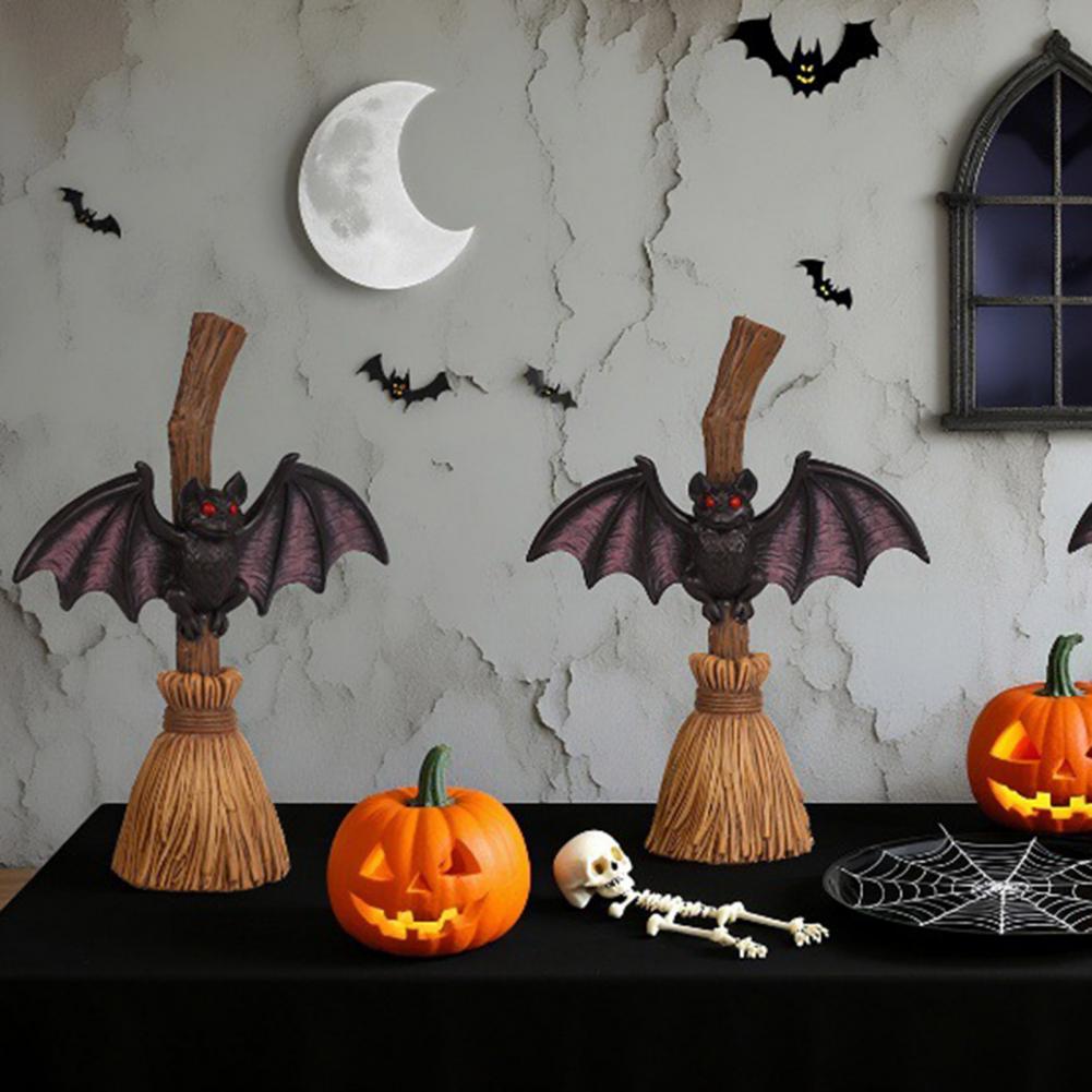 Halloween Besen Fledermaus Figur Harz Fledermaus mit roten Augen Tischdekoration für Innen Außen Zuhause Terrasse Deko