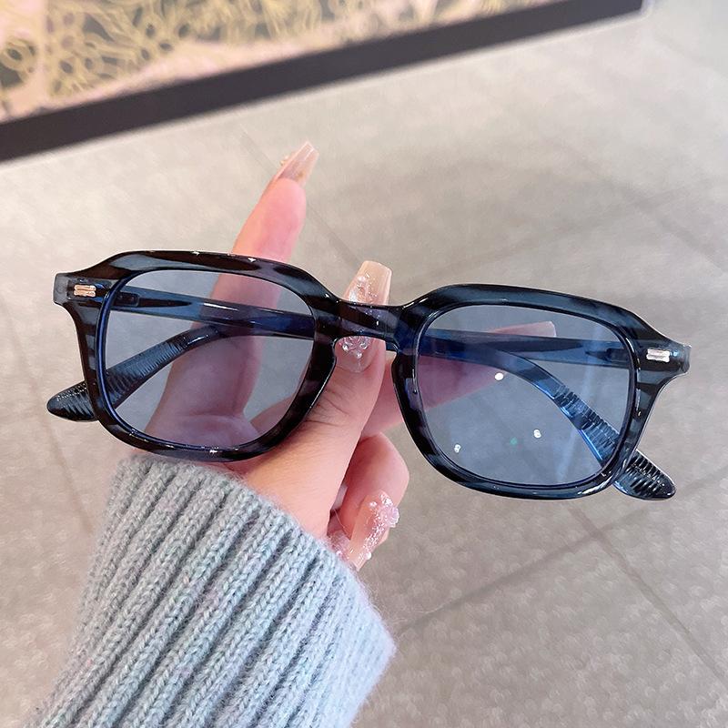 Korean Stylish Men Sunglasses Rivets Decoration Square Shape Sun Glasses for Women Holiday Travelling Sunglass for Women