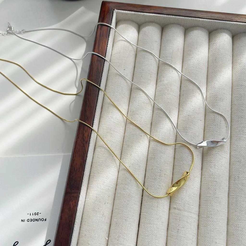 ins wind Mobius pendant necklace women do not fade light luxury niche collarbone chain