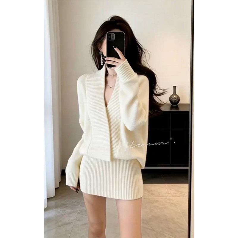

Elegant Coffee-Colored Dress: French Chic, Sophisticated Aura, Goddess Style for the Winter One Size слонова кістка