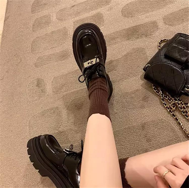 

Женские осенне-зимние новые туфли на толстой подошве с замком, универсальные туфли-маффины, увеличивающие рост, одинарные туфли, женский стиль, маленькие кожаные туфли 40 чёрный