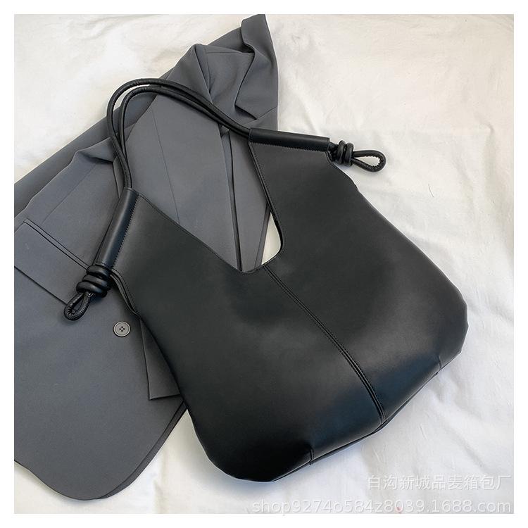 

Large capacity bag women s 2025 new versatile lazy high-end shoulder messenger bag commuter soft pitot bag