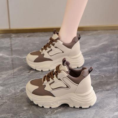 Petite hauteur chaussures de sport femmes 2025 nouveau printemps semelle épaisse hauteur intérieure augmentée chaussures de papa femmes polyvalent explosion