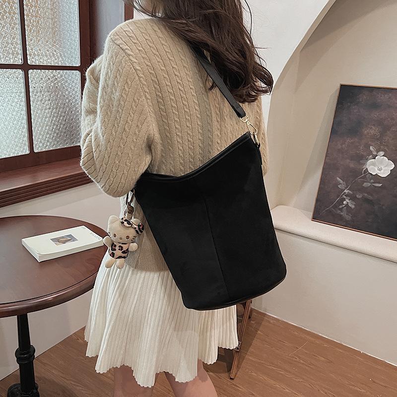Premium Maillard bag women's 2025 new trendy matte shoulder bag large capacity messenger bucket bag
