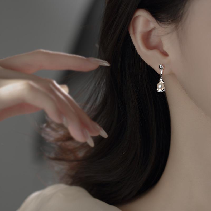 Freshwater Pearl Stud Earrings Women's Earrings Spring Niche Design High-end Temperament Cold Wind Earrings