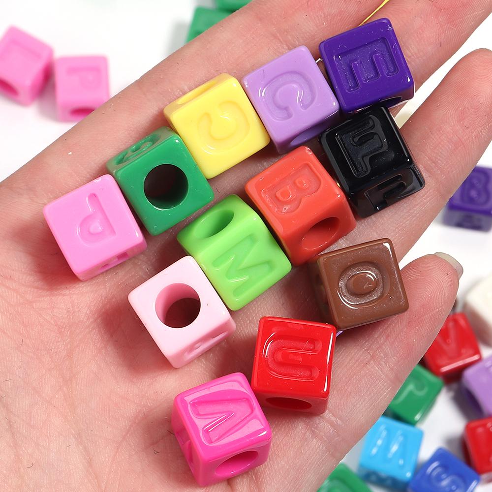 50 Stück Acryl Massiv Quadrat Großes Loch Buchstabenperlen Lückenperlen Lose Perlen für Schmuckherstellung DIY Halskette Armband Zubehör