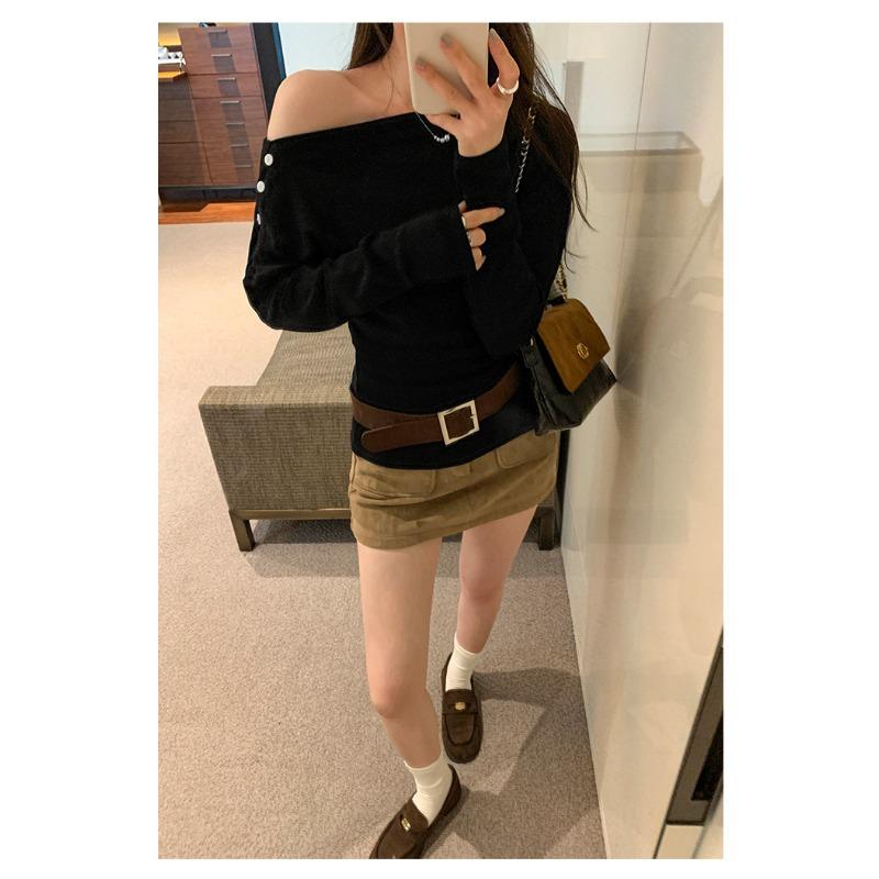 This High-end Button Slanted Shoulder Long-sleeved T-shirt Women's New Early Autumn Chic Off-shoulder Top