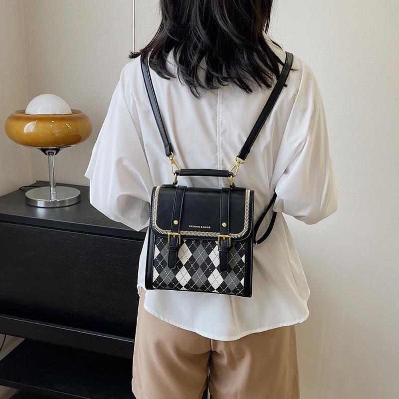 

Девушка сердце ромб контрастный цвет сумка для девочки 2025 новый рюкзак милый корейская версия маленький рюкзак через плечо маленькая школьная сумка 20*9*19 чёрный