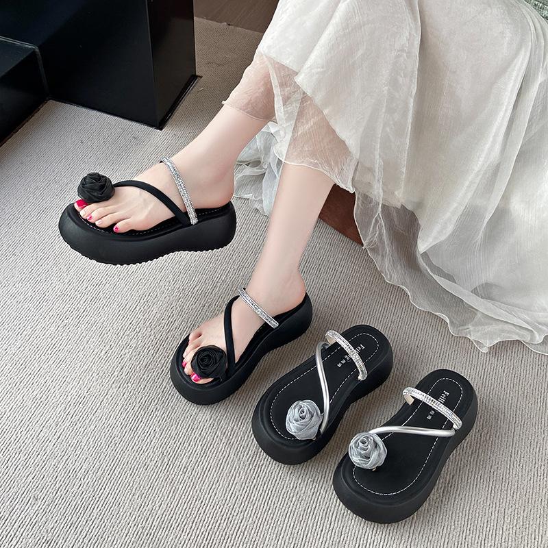 Flat-bottomed French small cool slippers women's 2025 new fashion summer beautiful skirt seaside beach slippers