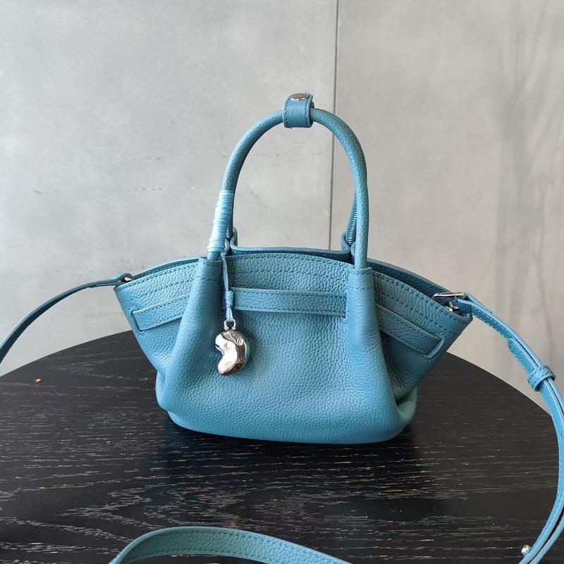 2026 New Leather Vegetable Basket Handbag Women's Niche Design Cloud Dumpling Bag Pendant Shoulder Bag Messenger Bag
