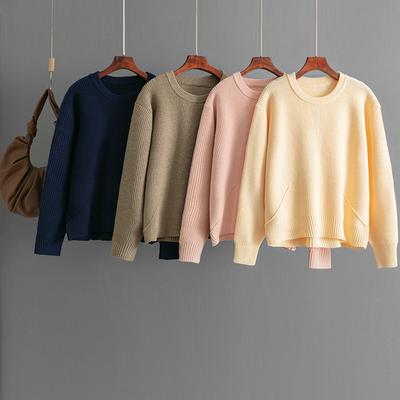 Ein neuer Herbst- und Winterstrickpullover mit Rundhalsausschnitt, kurzem Vorderteil und langem Rückenteil, mit einer einfachen und lockeren Basisschicht