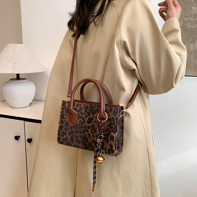 Stylish Fashionable Women's Handheld Small Bag Winter Trendy Retro Shoulder Bag