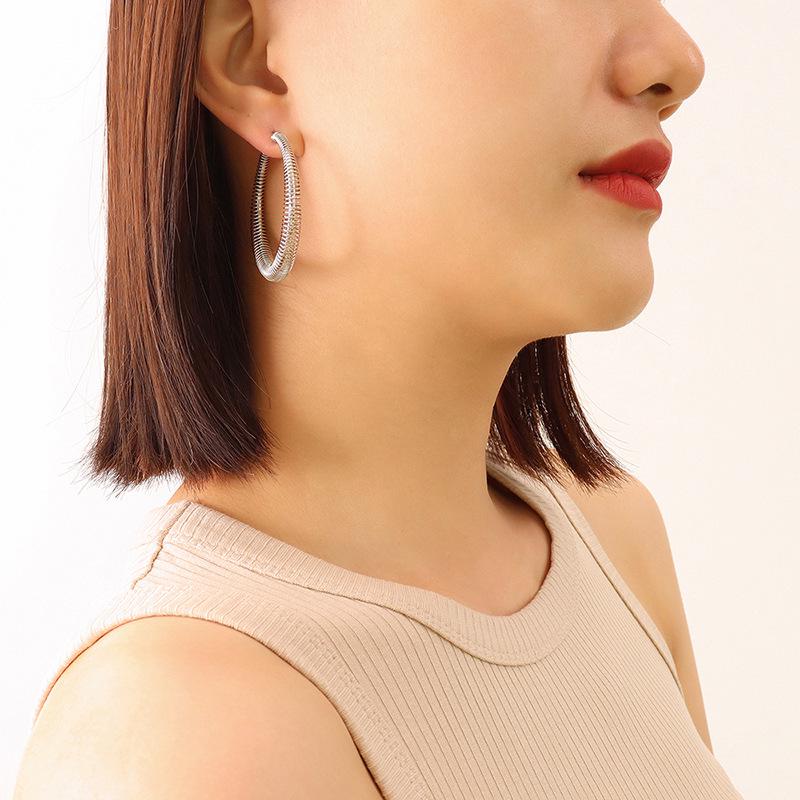 French Retro Gold-Plated Fade-Resistant Spring Wire Earrings for Women