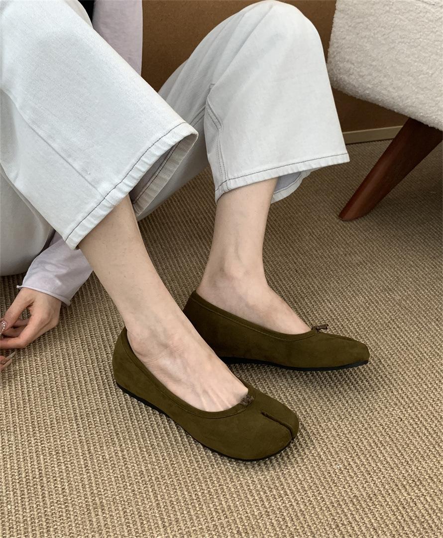 

Flat shoes children s autumn 2025 new French evening breeze split-toe shoes sheep s trotters shallow mouth single shoes pig s trotters ladyshoes 39 зелений