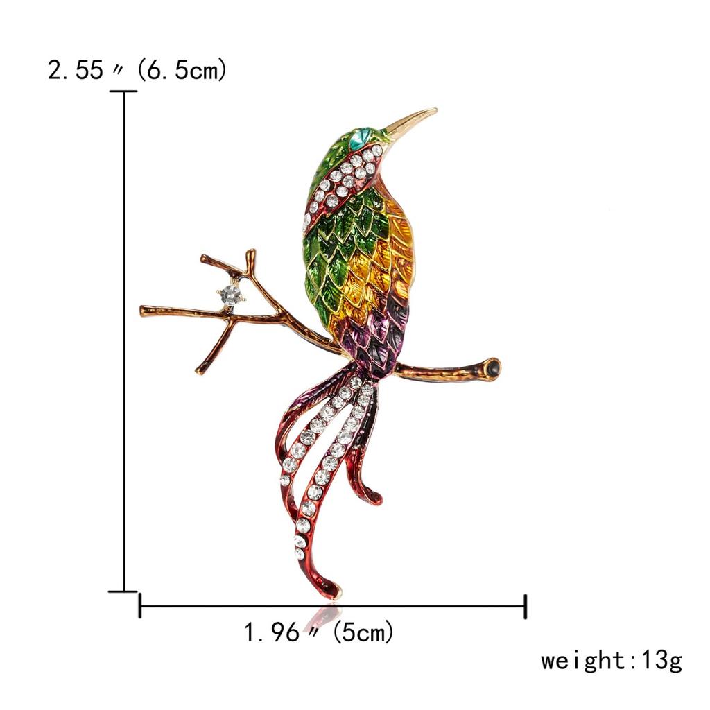 Exquisite Strassvogel auf Ästen sitzend für Damen Herren Cartoon Süßer Kolibri Emaille-Anstecker Tierabzeichen Kleidung Schmuck