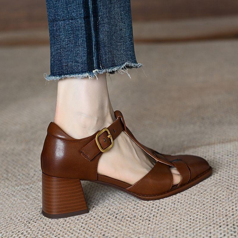 Herr. M Baotou Sandalen Damen Sommer 2026 Neu Hohle T-förmige mit Retro Dickem Absatz Gewebte Hohle Schweinekäfigschuhe