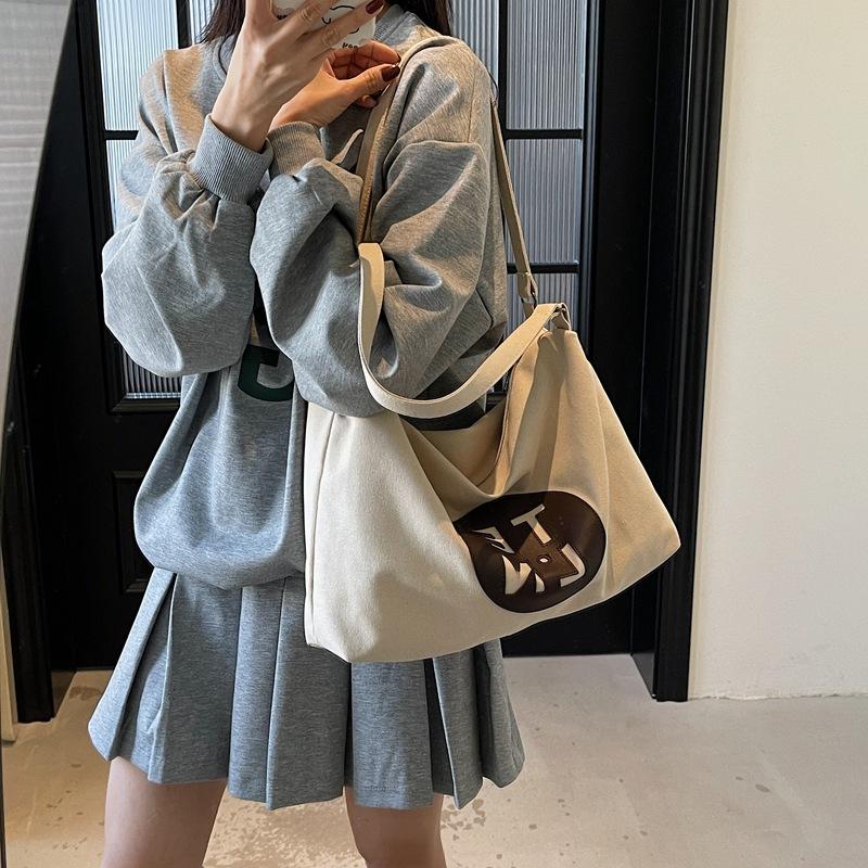 Bag women's large-capacity 2025 new spring niche design single shoulder foreign style student class commuting tote bag