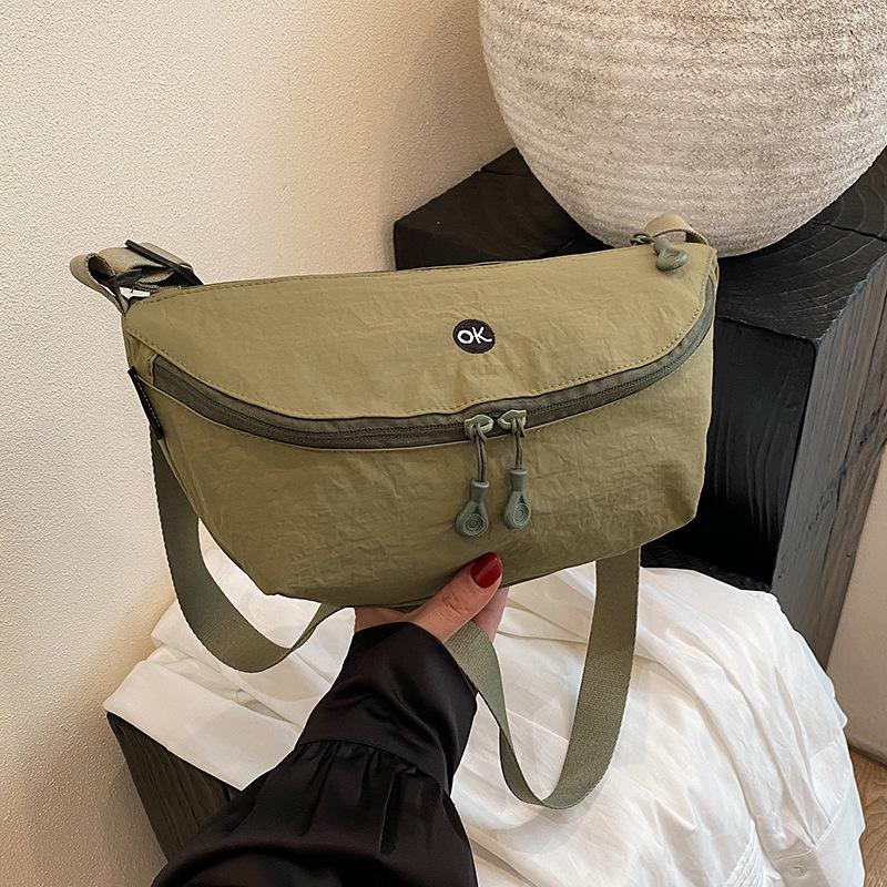 New solid color casual simple lightweight versatile shoulder messenger bag commuter large capacity dumpling tote bag women