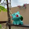 High Quality Resin Craft Cute Bulbasaur-Shaped Figurine, Classic Cartoon Collectible Statue with Red Eyes Green Desk Decor Back, Stable Sitting
