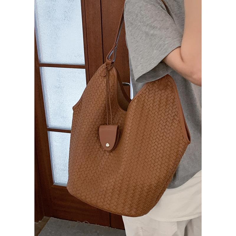 

Retro high-end underarm bag commuter women s bag 2025 new large capacity woven bag simple vegetable basket bag коричневий