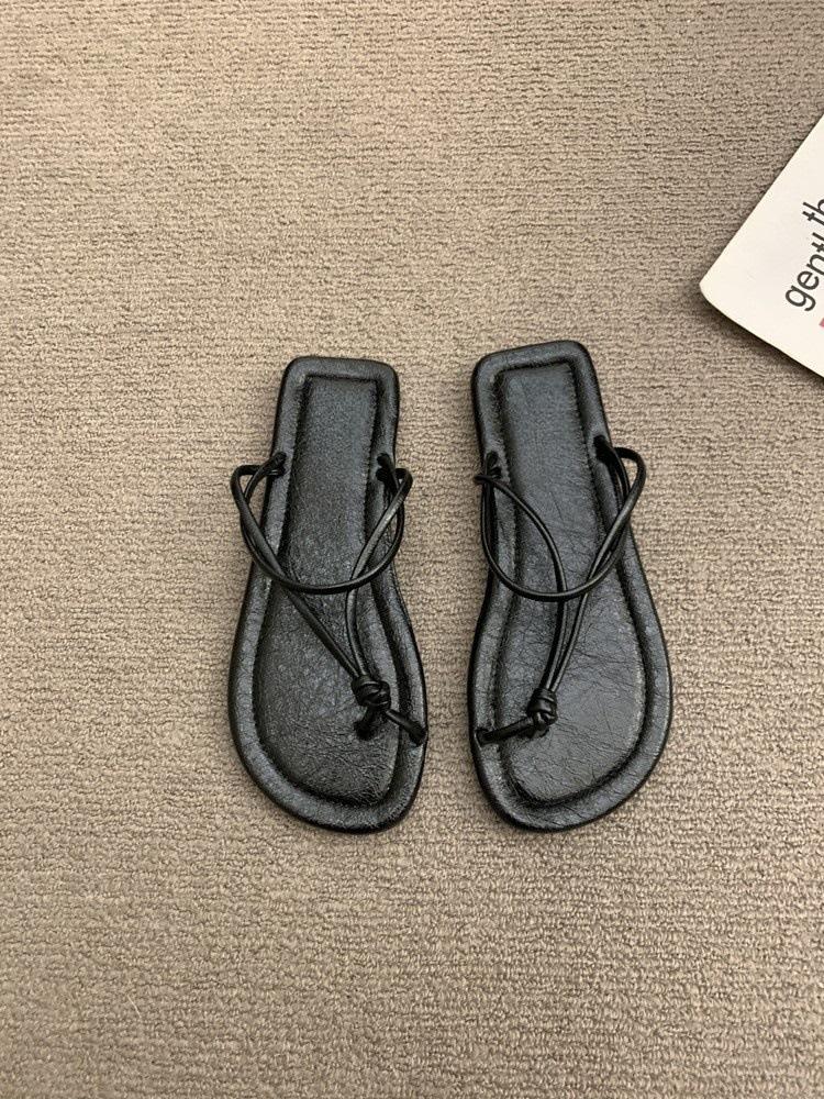 

Set of toe flip-flops women s summer wear 2025 new flat bottom comfortable hollow breathable fairy wind sandals 35