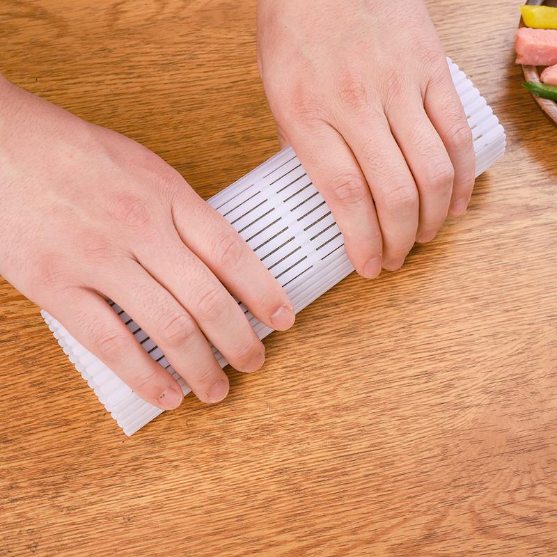 Japonská sushi rolka - bílý plastový nástroj na rolování rýže z mořských řas