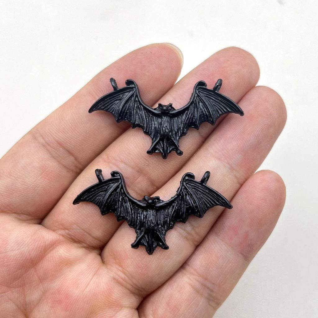 Unisex Gothic Bat Wings Pendant Chain – Minimalist Punk Sweater Accessory