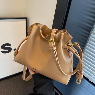 Niche Design Bag 2026 New Women's Bag Popular Versatile Oblique Span Bag Fashionable Super Fire Bucket Bag