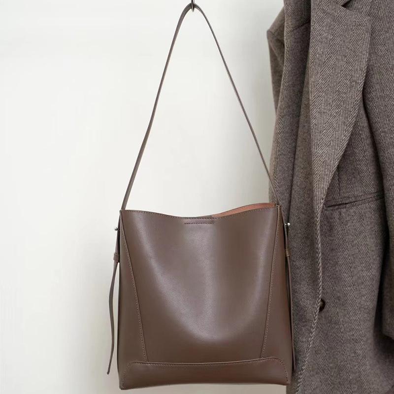 

Сумка-ведро для женщин большой вместимости из натуральной кожи 2025 новая модель сумка на одно плечо через плечо универсальная сумка-тоут для поездок на работу нишевая высокого класса 26*25.5*10.5 коричневый