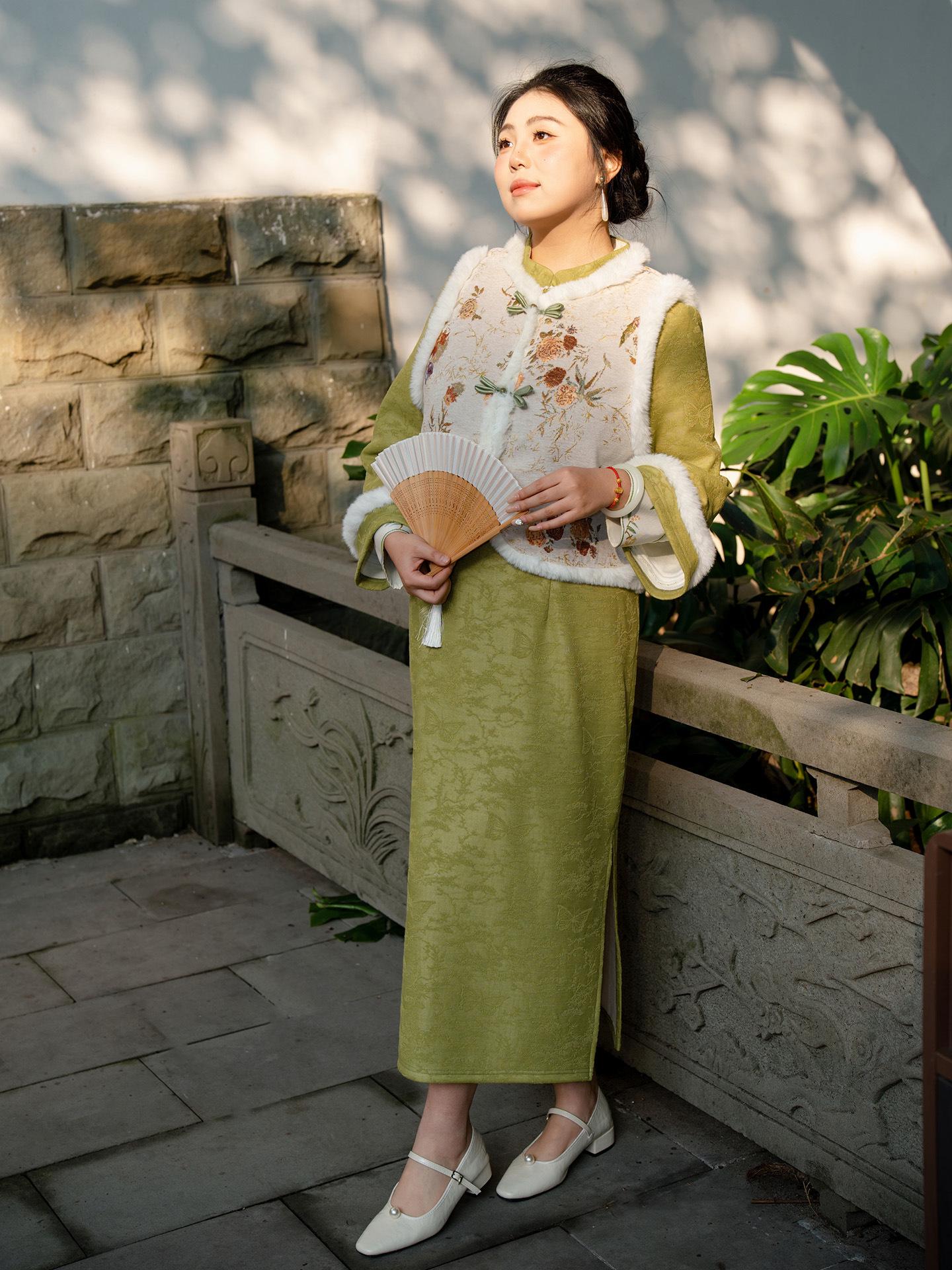 

New Arrival 2025 Plus Size Velvet Qipao Dress - Slimming, Versatile Winter Style for Women M (52.5-57.5 kg) зелёный