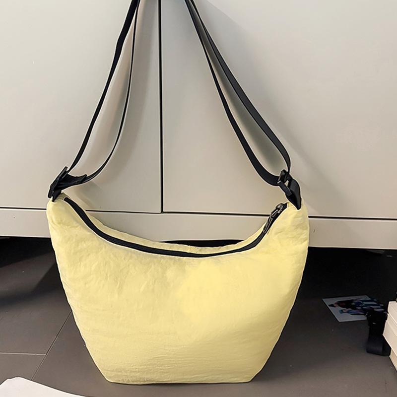 This Is A Simple and Sporty Large-capacity Casual Single-shoulder Bag for Both Men and Women