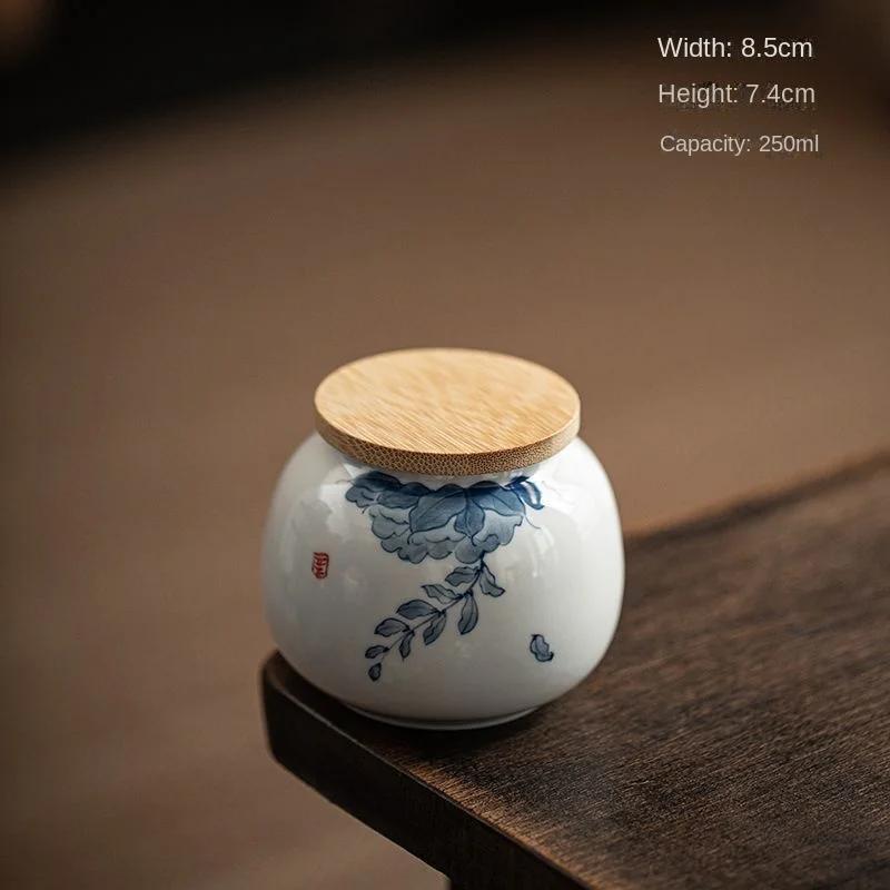 

Чайная банка в китайском стиле, расписанная вручную под глазурью, синего и белого цвета, маленькая герметичная банка для хранения чая и продуктов питания, украшение 250ML