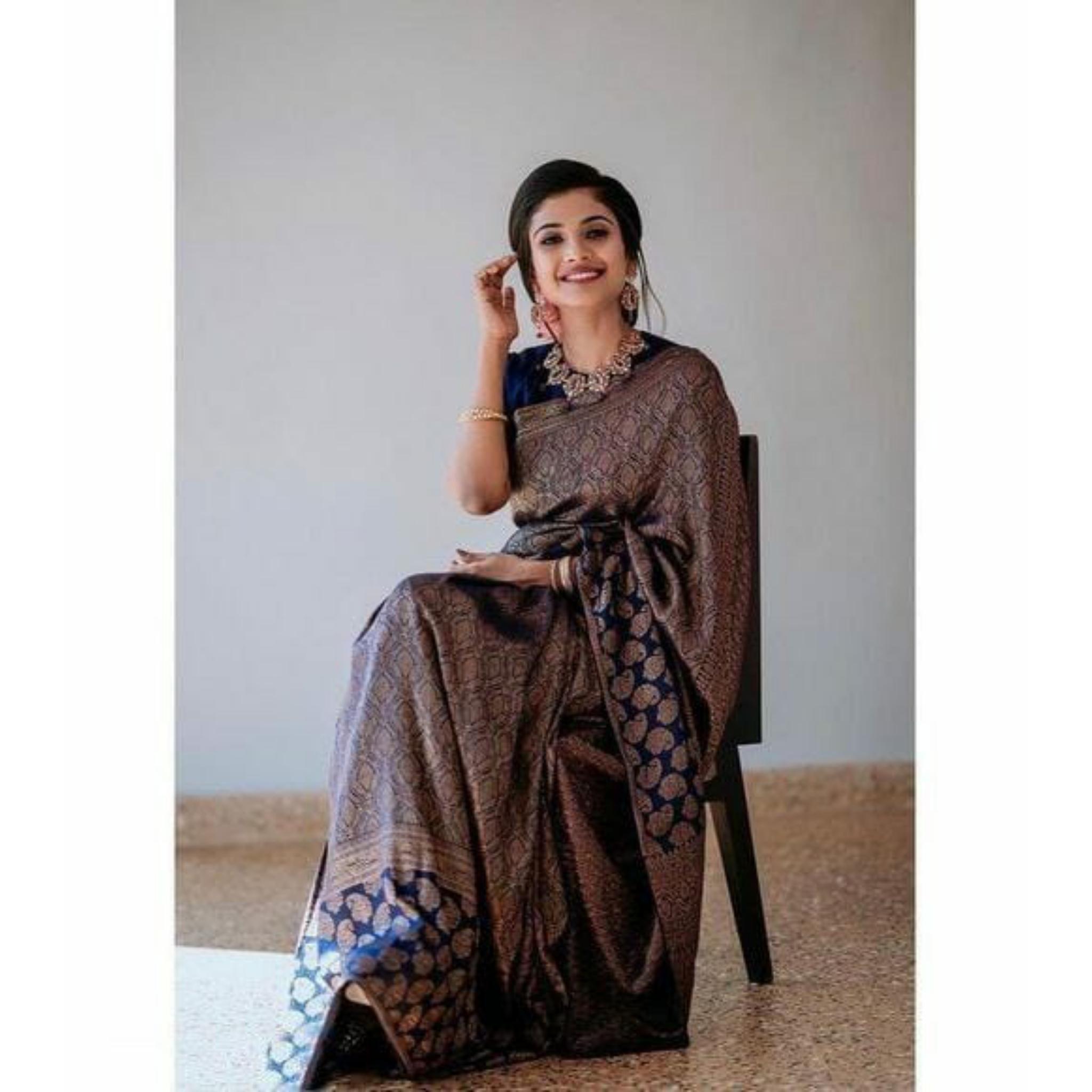 

Индийское традиционное мягкое шелковое сари личи с жаккардовым плетением