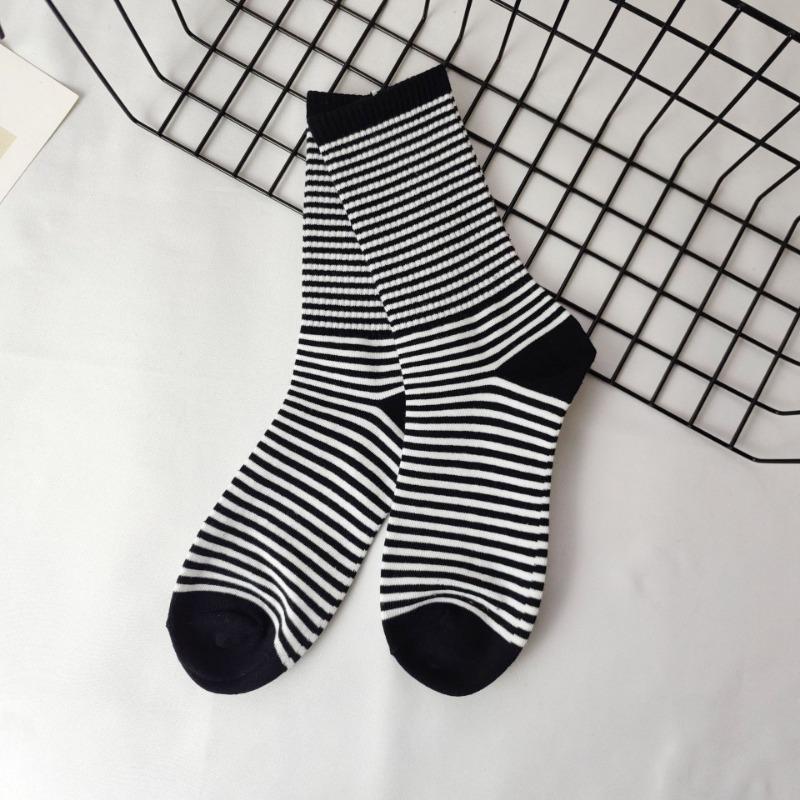 

Полосатые носки Женские носки до середины икры Осенне-зимние Женские Черно-белые Контрастные Простые и Универсальные Длинные носки до икры 1 pair