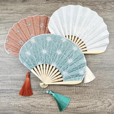 Handfächer Retro Muschelförmiger Fächer Japanischer Stil Seidentuch Bambus Faltfächer mit Anhänger Hochzeits-Handfächer Tanz-Requisiten