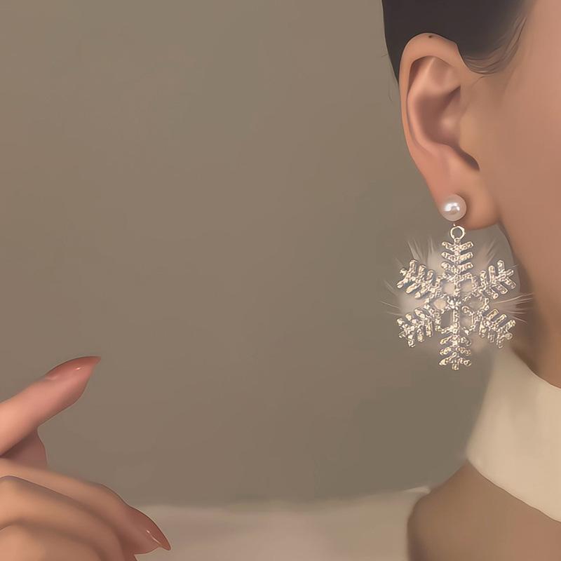 Luxury European & American Rhinestone Snowflake Plush Earrings: High-End Autumn/Winter Niche Design