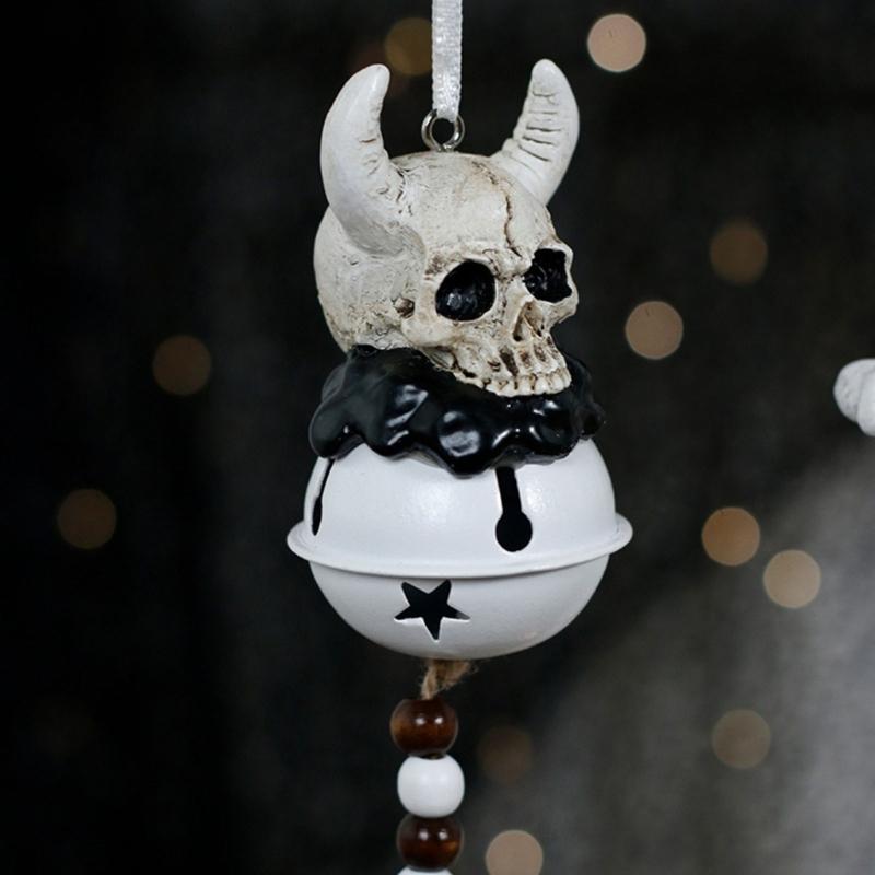 Devil Skull Windchime with Detailed Resins Metal Bells Halloween Home Decors Hanging Ornament for Horror Atmospheres