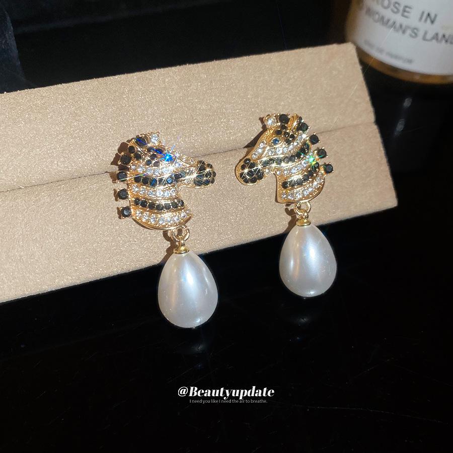 Retro Zodiac Horse Pearl & Diamond Stud Earrings - High-End Light Luxury Fashion for Women