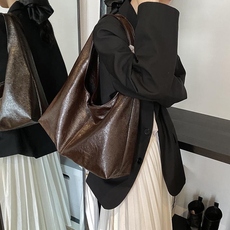 Retro commuter large-capacity bag women's 2025 new textured soft leather shoulder underarm bag simple and versatile tote bag