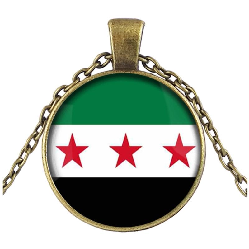 Elegante Halskette mit Anhänger der syrischen Flagge, die Nationalstolz und kulturelle Identität symbolisiert, aus robusten Materialien für den Alltag