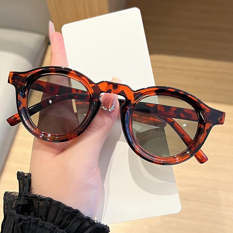 Retro Simple Style Round Sunglasses Women Men Luxury Brand Design Rivet Decoration Sun Glasses Travel Casual Eyewear Unisex