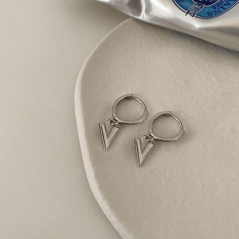 ANENJERY Glossy V-shaped Pendant Earrings for Women Simple Niche Design Female Korean Hoops Huggies Wholesale Boucle D’oreille