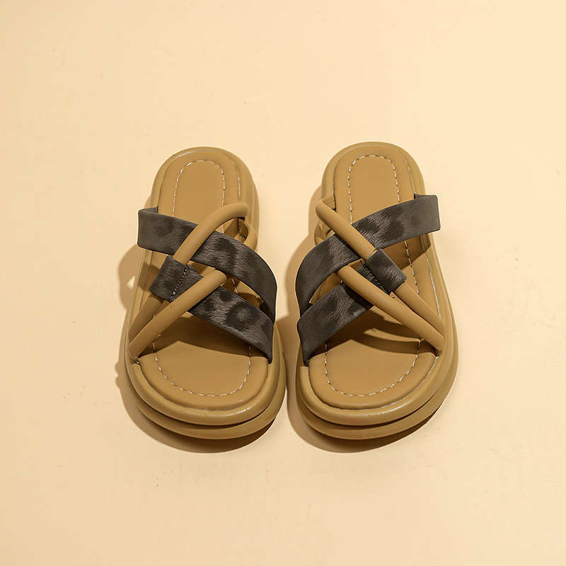 

Шлепанцы на толстой подошве, популярные в интернете, женские, 2025, новые, популярные, для лета, с высокой ценностью, для выхода, красивые сандалии 40 темно-серого